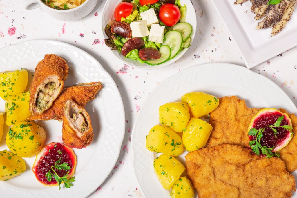 Cordon Bleu / Steirer Bleu mit Petersilkartoffeln, Schnitzel mit Petersilerdäpfeln, gemischter Salat.